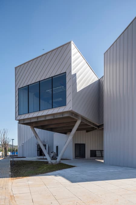 Yue & Yue: Yue Art Museum + Yue Equestrian Hall